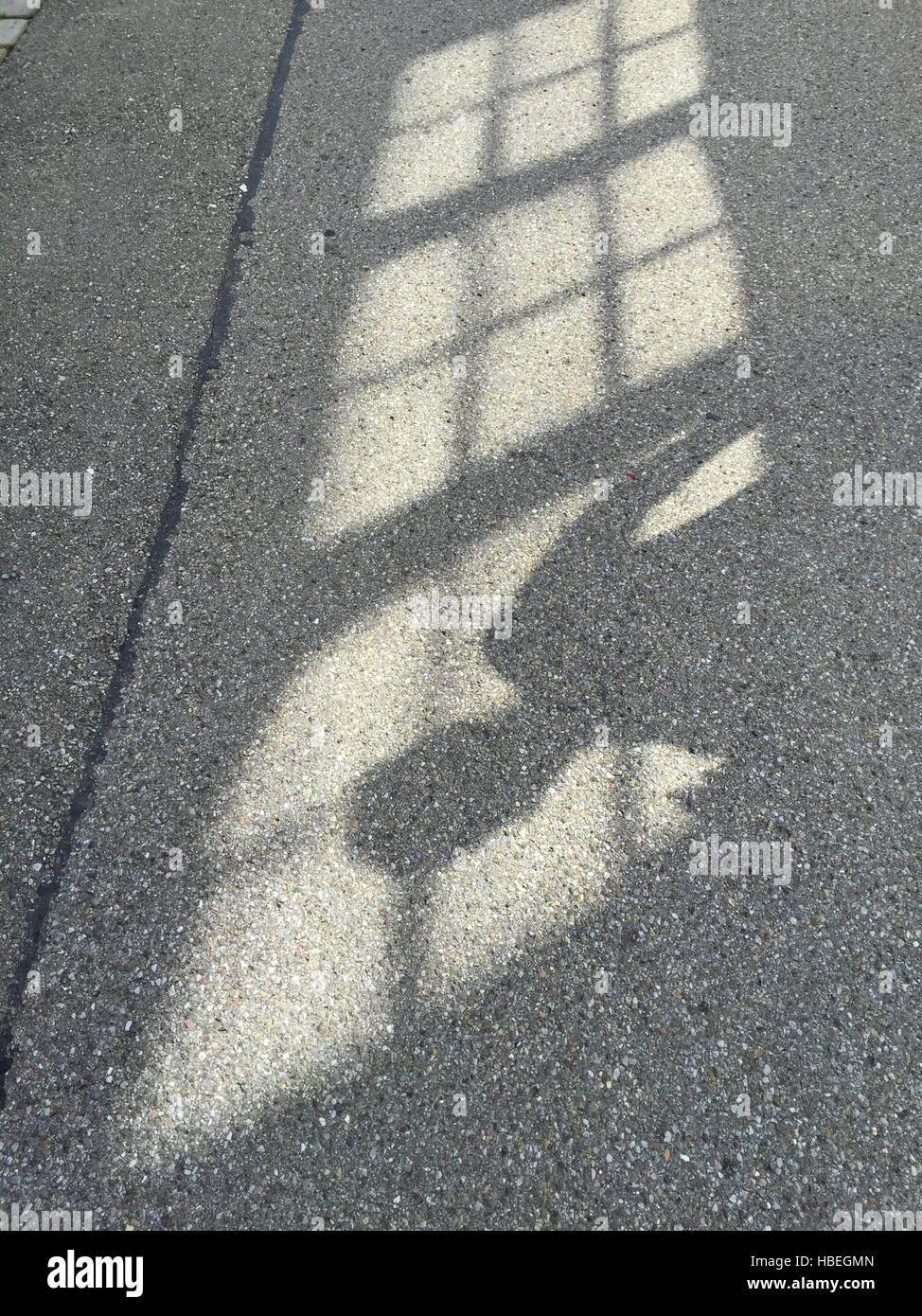 L ombra della persona nella finestra Foto Stock