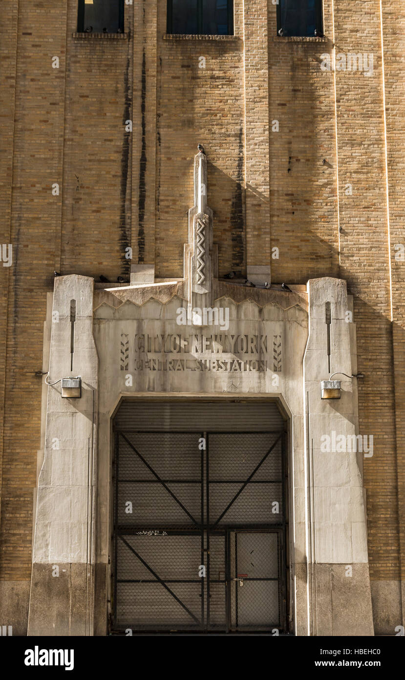 La facciata esterna dell'art deco città di New York sottostazione centrale edificio (IND metropolitana centrale) Foto Stock