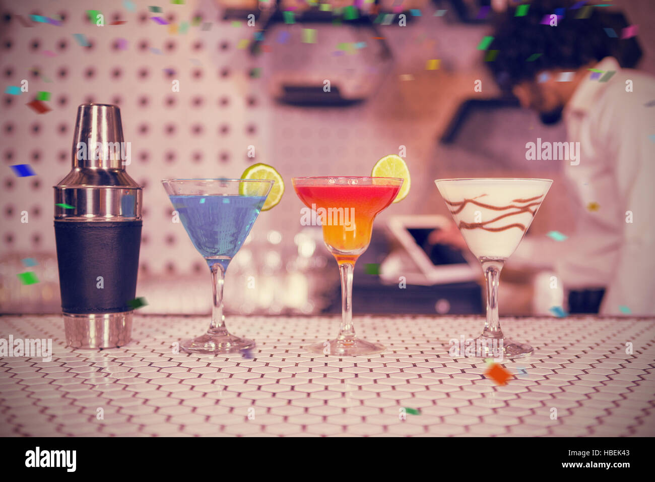 Immagine composita di vari cocktail e bevande shaker sul bancone bar Foto Stock