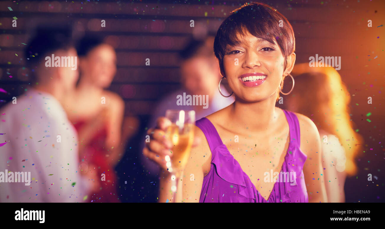 Immagine composita del Ritratto di giovane donna con in mano un bicchiere di champagne Foto Stock