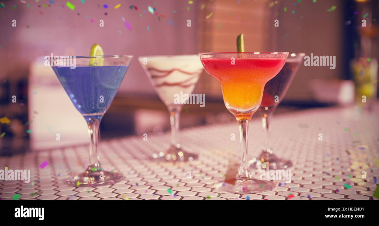 Immagine composita di vari cocktail bevande sul bancone bar Foto Stock