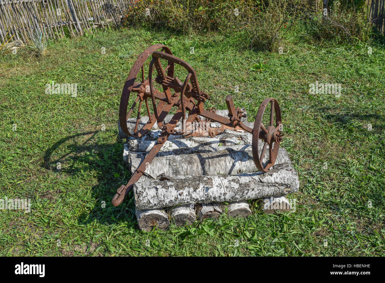 Il ferro vecchio aratro per lo scavo del giardino Foto stock - Alamy