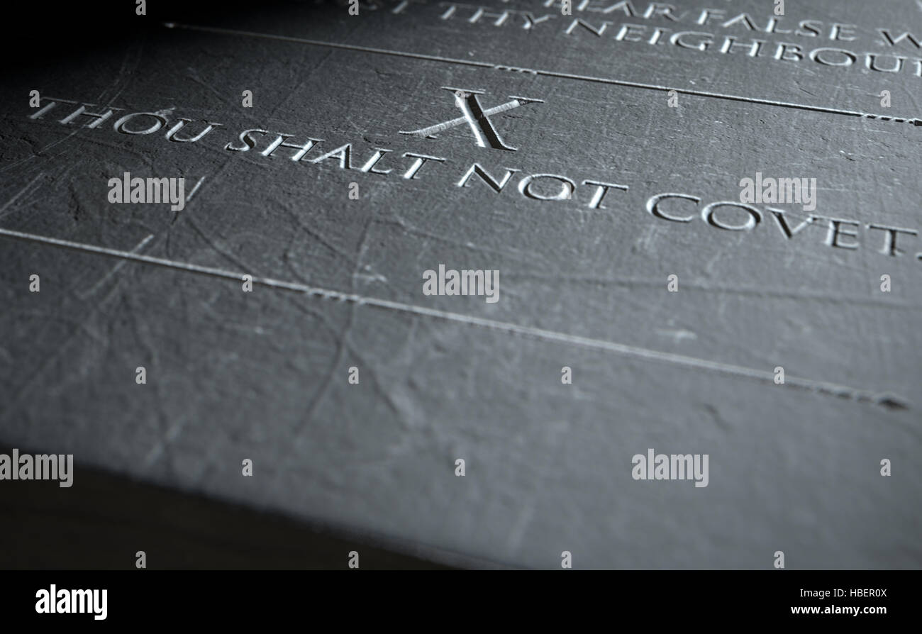 Un 3D render di primo piano dei dieci comandamenti inciso in una tavoletta di pietra evidenziando il decimo Foto Stock