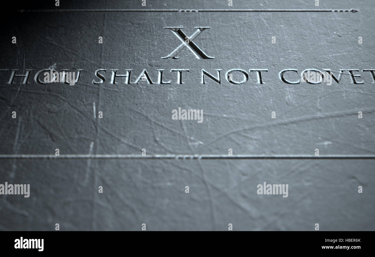 Un 3D render di primo piano dei dieci comandamenti inciso in una tavoletta di pietra evidenziando il decimo Foto Stock