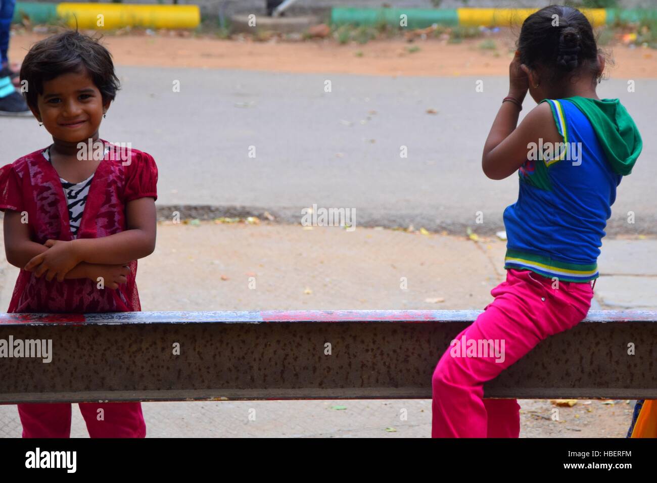 Due differenti reazioni dei bambini di fronte a una telecamera Foto Stock