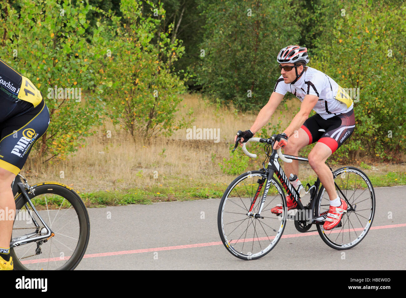 Gli uomini racing in una corsa ciclistica organizzata dalla British Escursioni in bicicletta a Fowlmead Country Park, trattare, Kent, Inghilterra, Regno Unito, Gran Bretagna, Europa Foto Stock