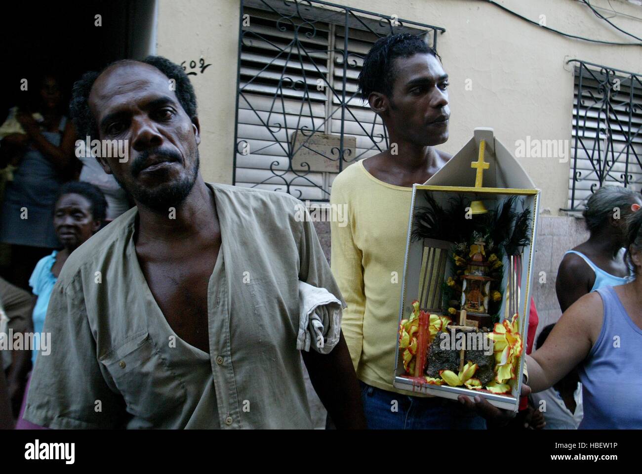 L'Avana, Cuba: il cubano il Cardinale Jaime Ortega, che con il Papa Francisco ha aiutato il ristabilimento delle relazioni tra Cuba e gli Stati Uniti. Ortega lascerà la leadership della Chiesa cattolica dell'isola, ha detto il Vaticano. Un uomo non identificato ascolta la cerimonia religiosa nella chiesa di "Regla' Town. . Credito: Jorge Rey/MediaPunch Foto Stock