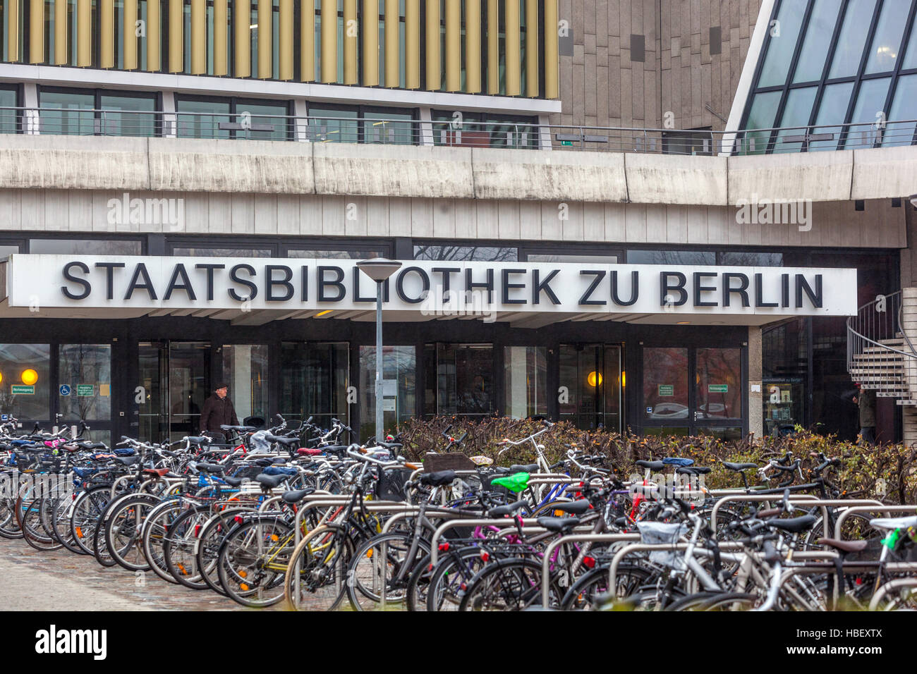 Biblioteca di Stato di Berlino, Staatsbibliothek Germania biciclette di fronte alla Biblioteca di Stato, Berlino, Germania pendolari e biciclette Foto Stock