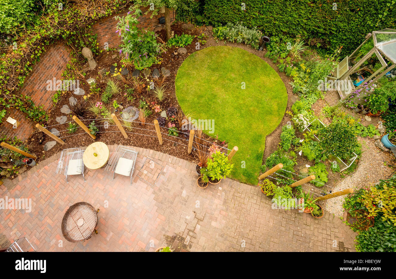 Giardino moderno visto da sopra con prato circolare e blocchi di patio pavimentato Foto Stock