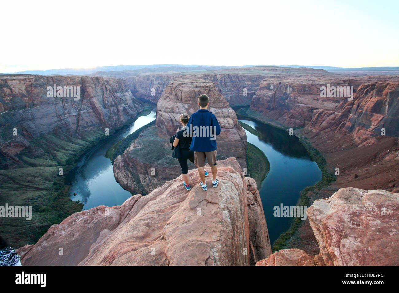Gli escursionisti ammirare la vista a piegare a ferro di cavallo del fiume Colorado in Arizona USA Foto Stock