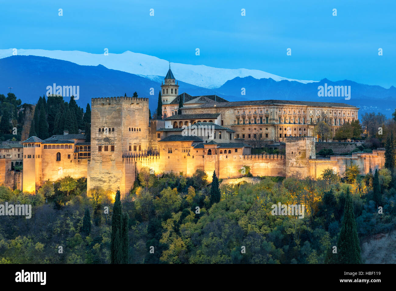 Alhambra - medievale fortezza moresca circondata da Giallo autunno alberi illuminata di sera, Granada, Andalusia, Spagna Foto Stock