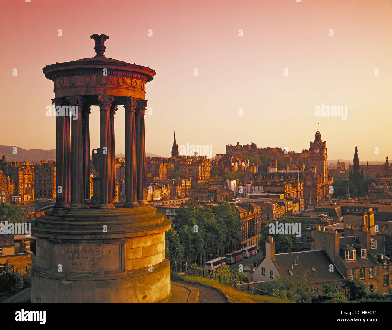 Lo skyline di Edimburgo e Dugald Stewart Memorial vista da Calton Hill, Edimburgo, Lothian, Scozia, Regno Unito Foto Stock