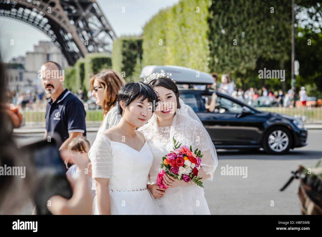 Brides avente un momento romantico il giorno delle nozze a Parigi, davanti alla Tour Eiffel Foto Stock