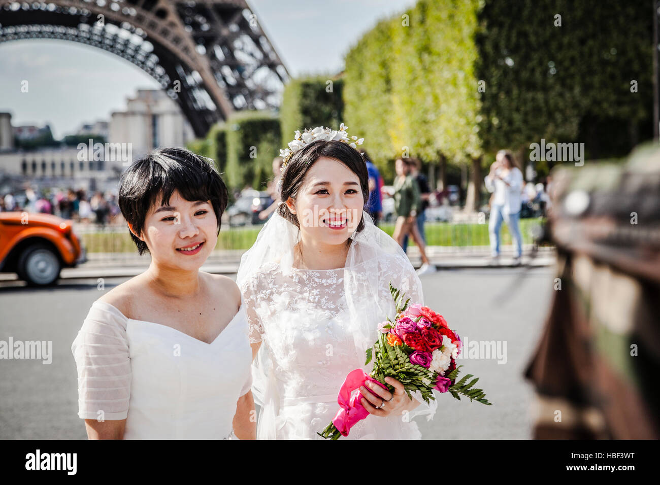 Brides avente un momento romantico il giorno delle nozze a Parigi, davanti alla Tour Eiffel Foto Stock
