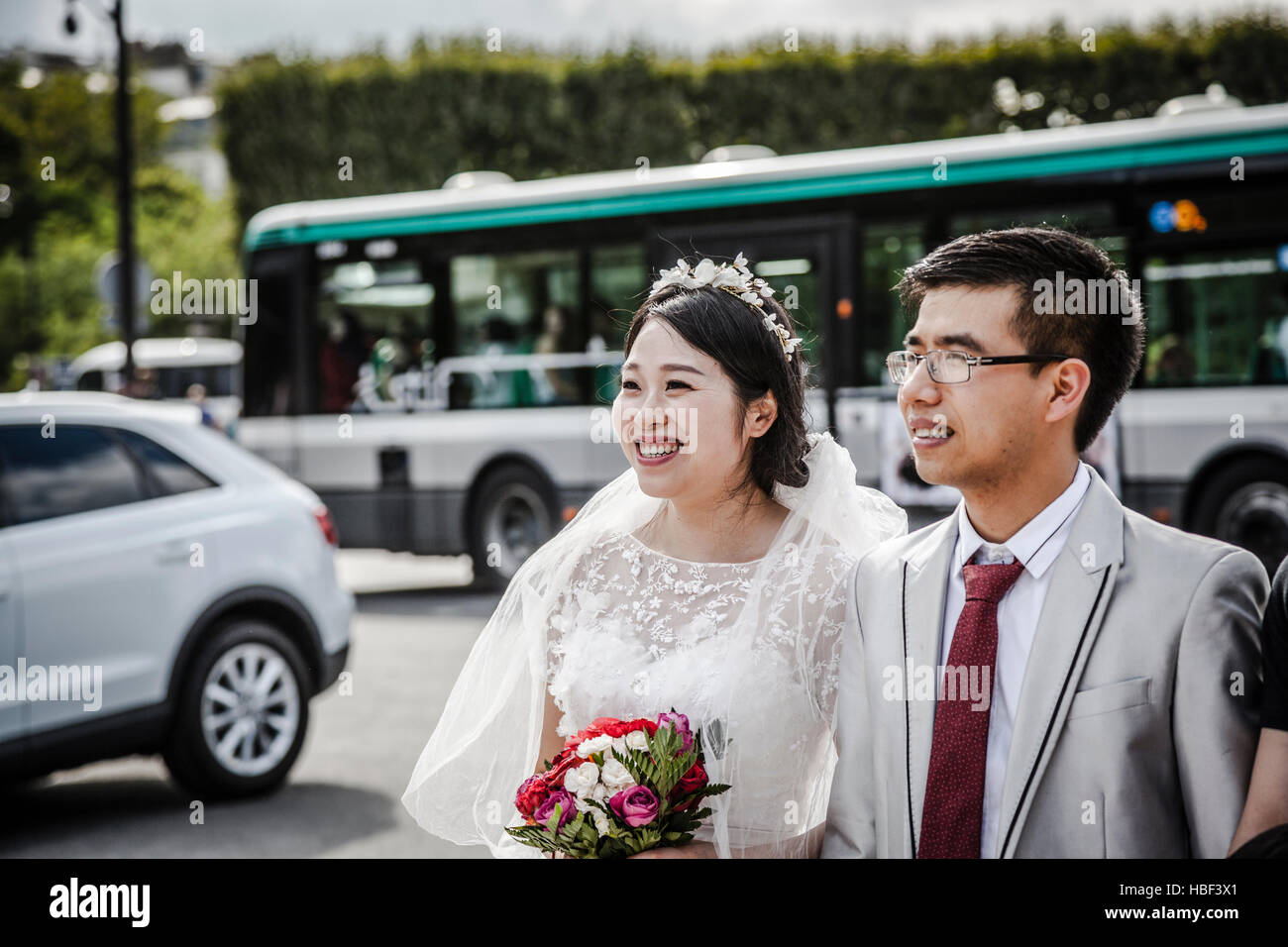 Brides avente un momento romantico il giorno delle nozze a Parigi, davanti alla Tour Eiffel Foto Stock