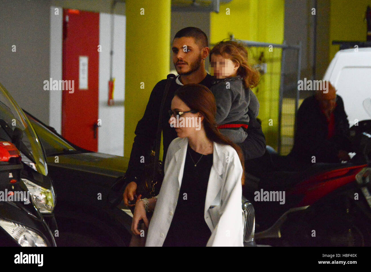 Mauro Icardi e Wanda Nara di lasciare la clinica di Milano, Italia, con le loro figlie Francesca e il neonato Isabella. Dotato di: Mauro Icardi Dove: Milano, Lombardia, Italia Quando: 31 Ott 2016 Credit: IPA/WENN.com * * disponibile solo per la pubblicazione nel Regno Unito e Stati Uniti Foto Stock