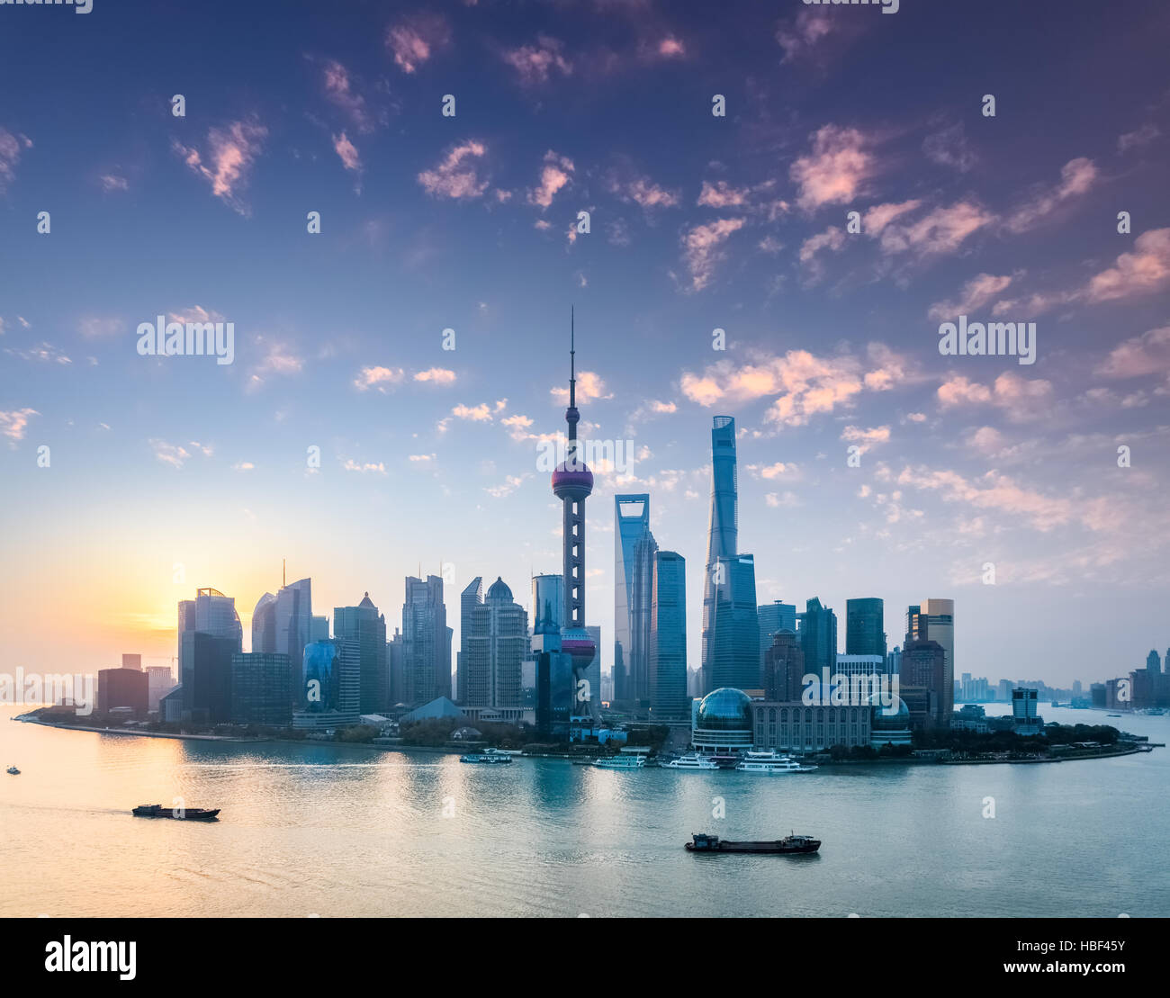 Lo skyline di Shanghai con bagliore di mattina Foto Stock