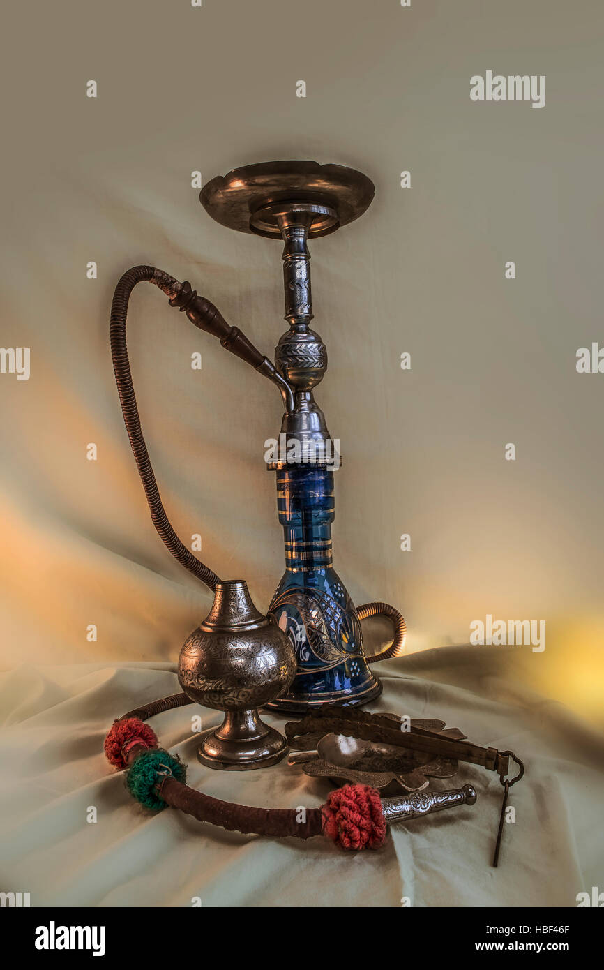 Ancora in vita con tubo di acqua. Nargile-Hookah con apparecchiature inciso Foto Stock