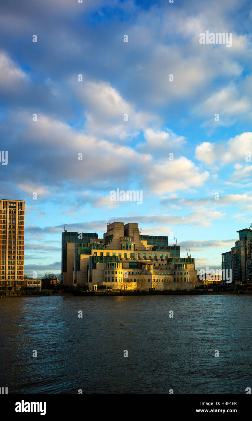 Londra. MI6 / SIS HQ a Vauxhall Cross si vede attraverso il Fiume Tamigi a Millbank. Dicembre 2016 Foto Stock