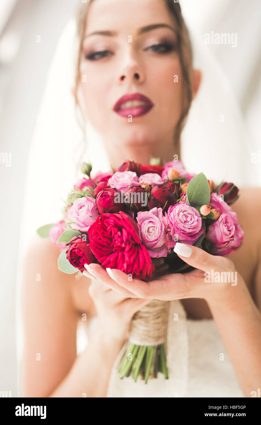 Matrimonio di lusso sposa, ragazza in posa e sorridente con il profumo Foto Stock