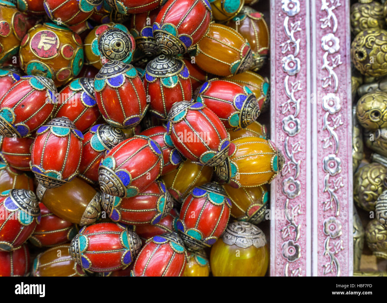 Luminoso vetro gioielli di perline in toni di rosso, al Grand Bazaar market ad Istanbul in Turchia. Background artistico. Foto Stock