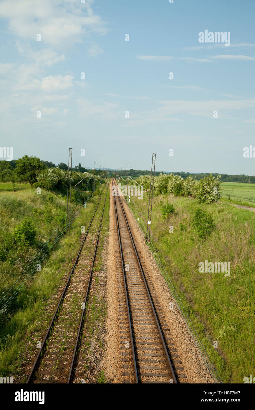 Traccia vuota della ferrovia visto con ponte Foto Stock