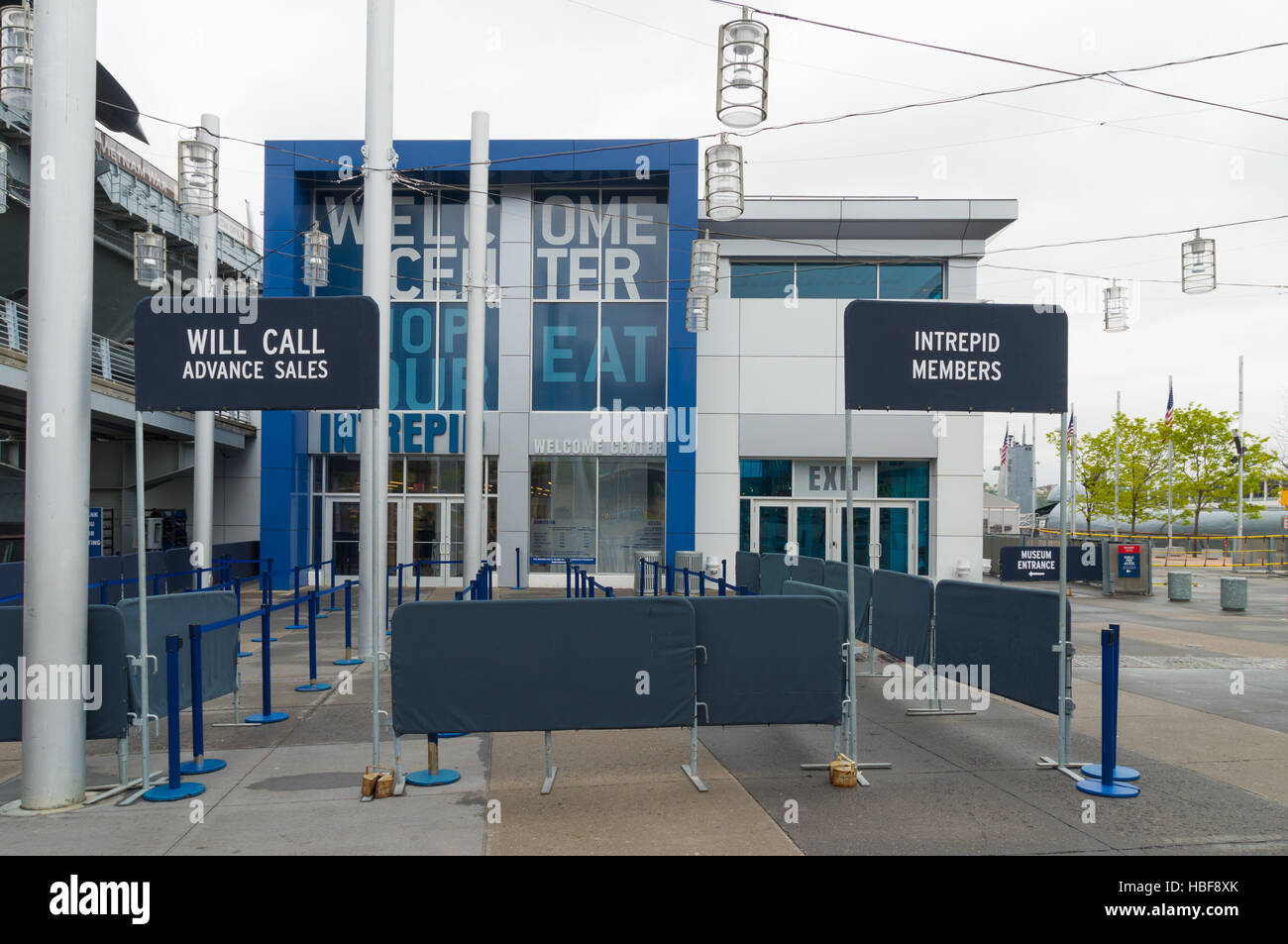 NEW YORK CITY - 1 Maggio 2016: ingresso del museo Intrepid in Manhattan. New York City's Intrepid Sea, Air & Space Museum complesso è un percorso educativo Foto Stock