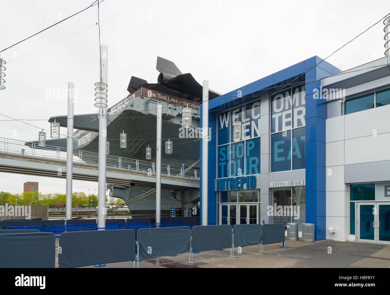 NEW YORK CITY - 1 Maggio 2016: ingresso del museo Intrepid in Manhattan. New York City's Intrepid Sea, Air & Space Museum complesso è un percorso educativo Foto Stock