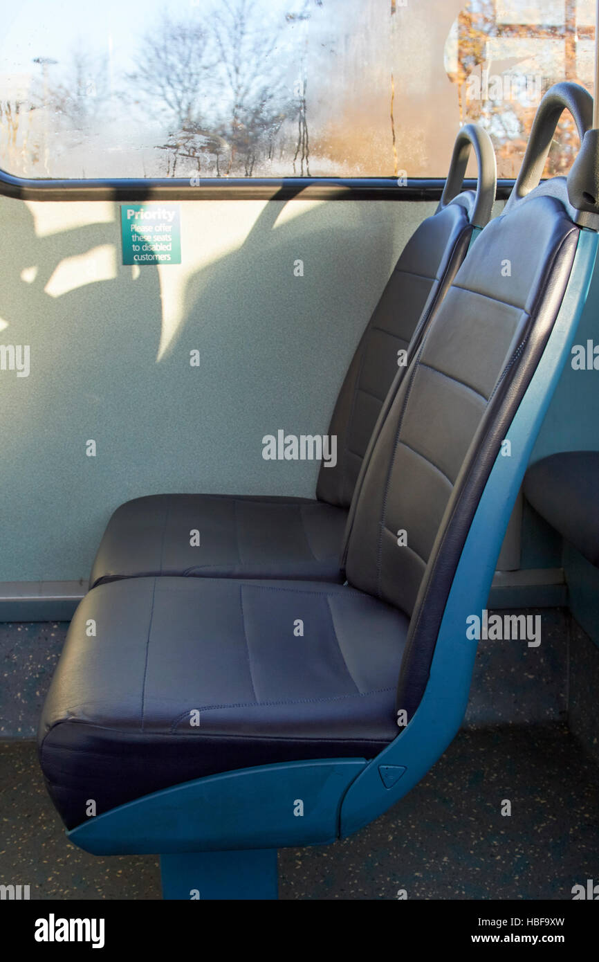 Sedi di priorità su un bus per i clienti disabili nel Regno Unito Foto Stock