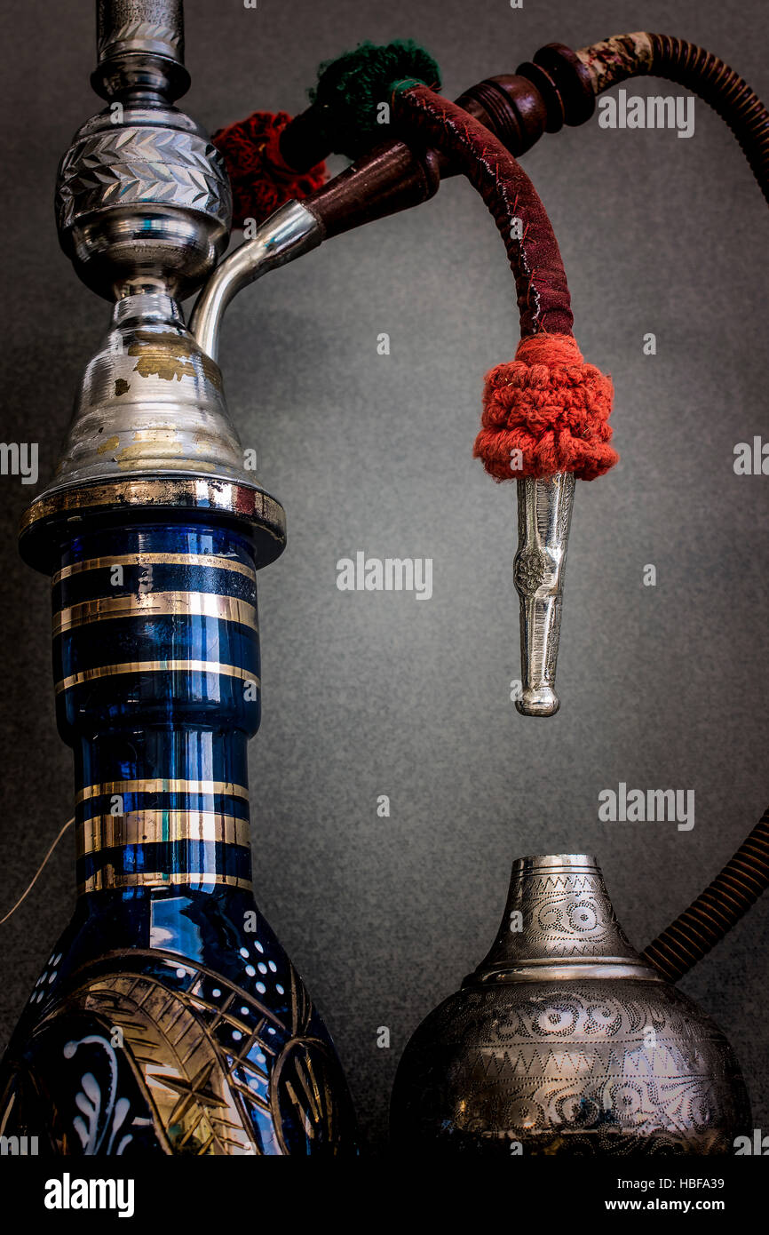 Ancora in vita con tubo di acqua. Nargile-Hookah con apparecchiature inciso Foto Stock