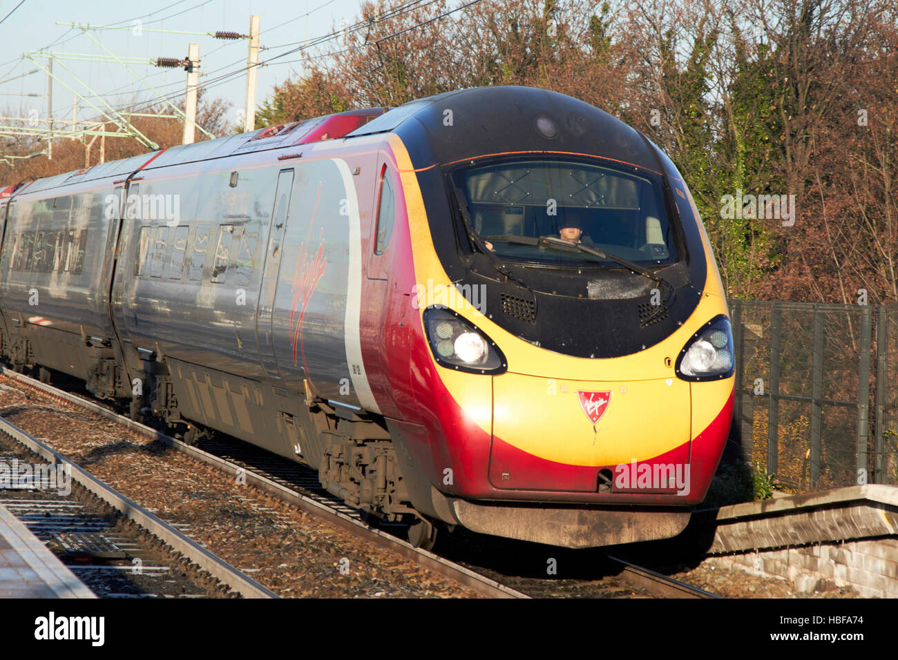 Virgin Trains british rail class 390 treno 390 128 città di preston accelerando lungo Foto Stock