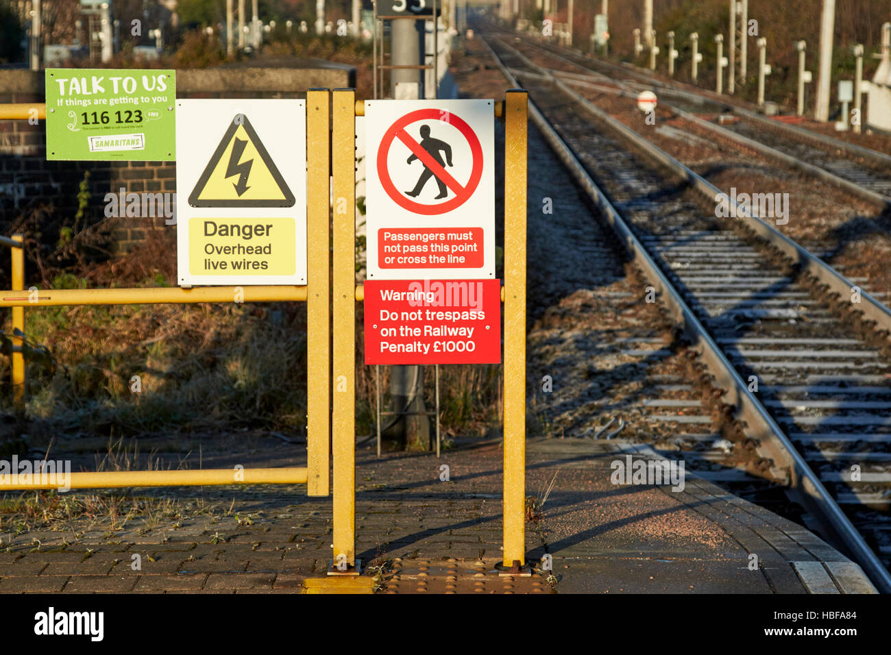 Stazione ferroviaria piattaforma cartelli di avvertimento pericolo Foto Stock
