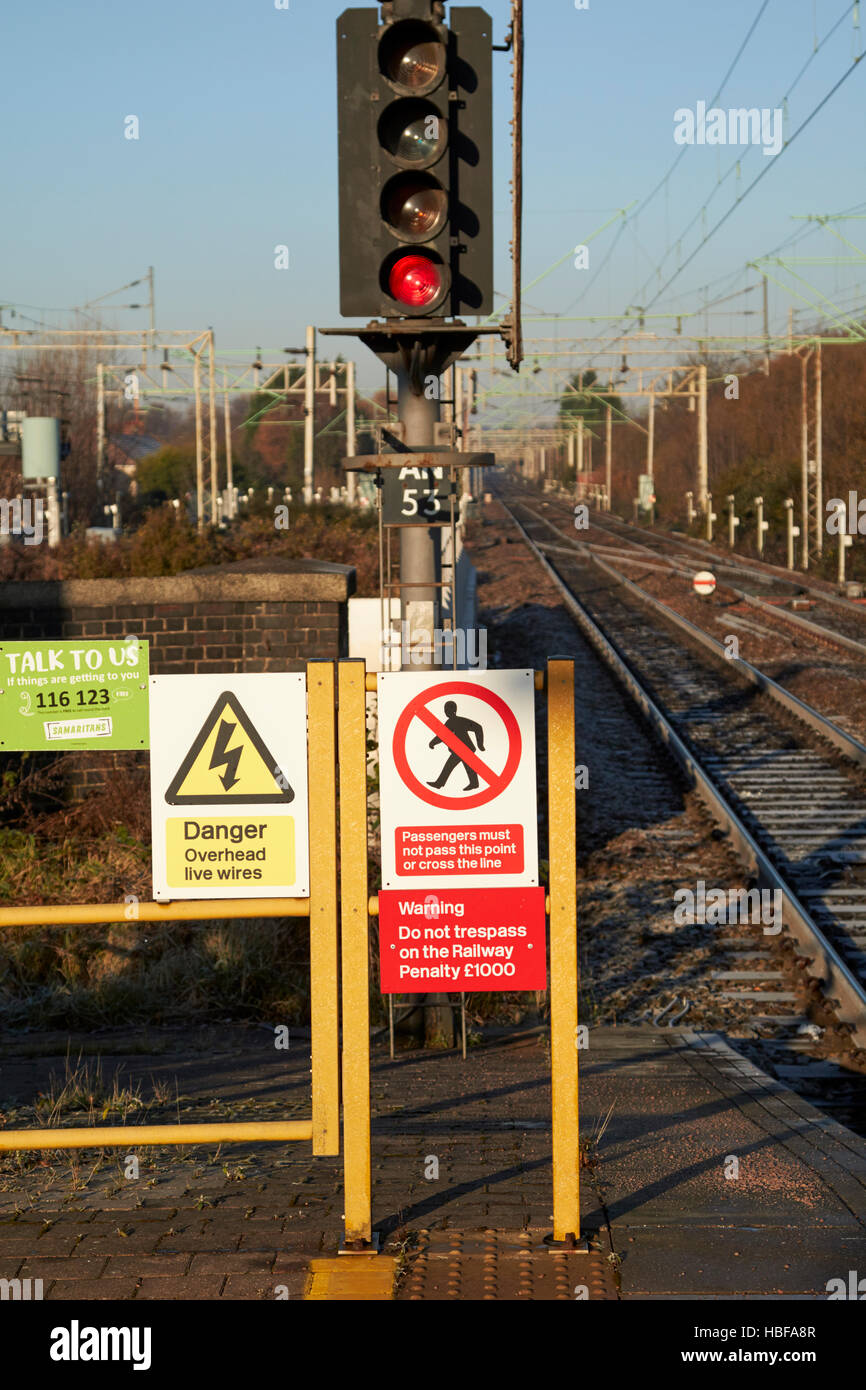 Stazione ferroviaria piattaforma cartelli di avvertimento pericolo Foto Stock
