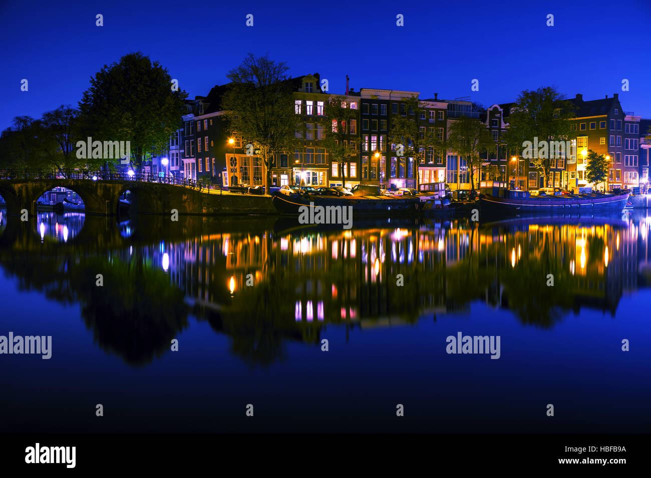 Amsterdam City View con ponti e canali di notte Foto Stock