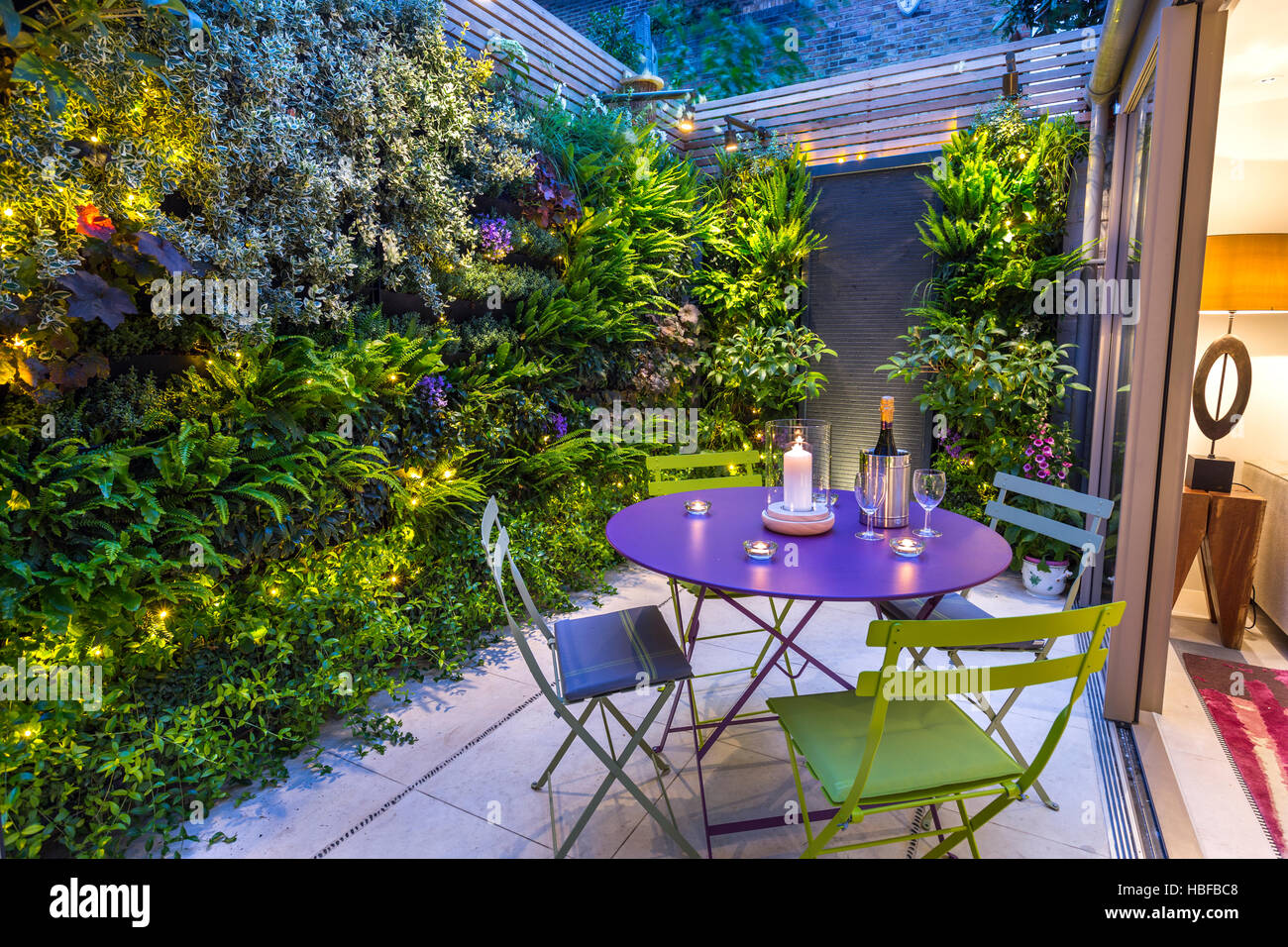 Piccolo e accogliente giardino in Kensington, Londra Foto Stock