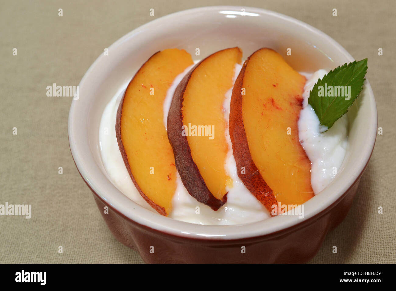 Pesca e yogurt Foto Stock