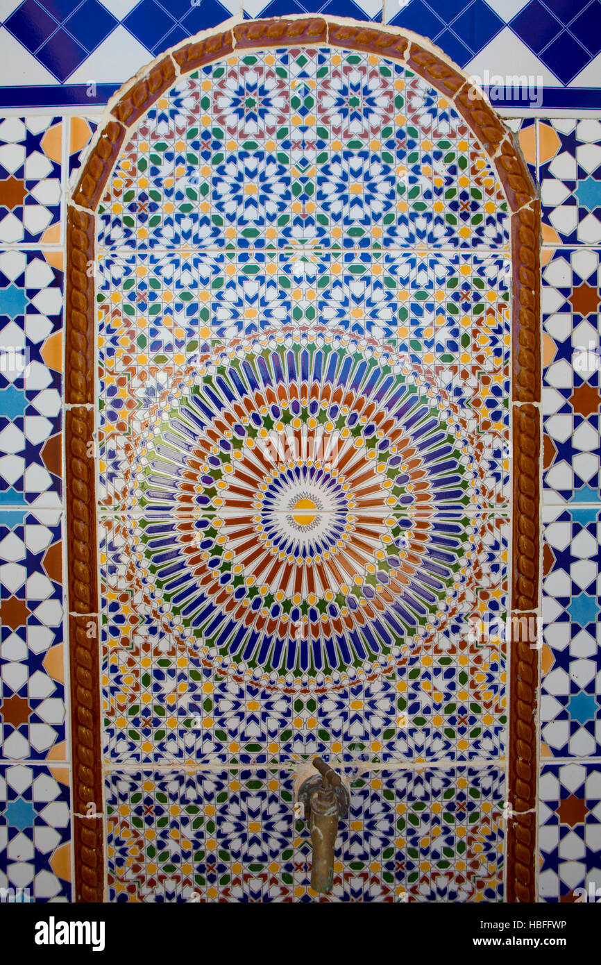 La parete a mosaico che mostra la bellezza di Arte islamica Foto Stock