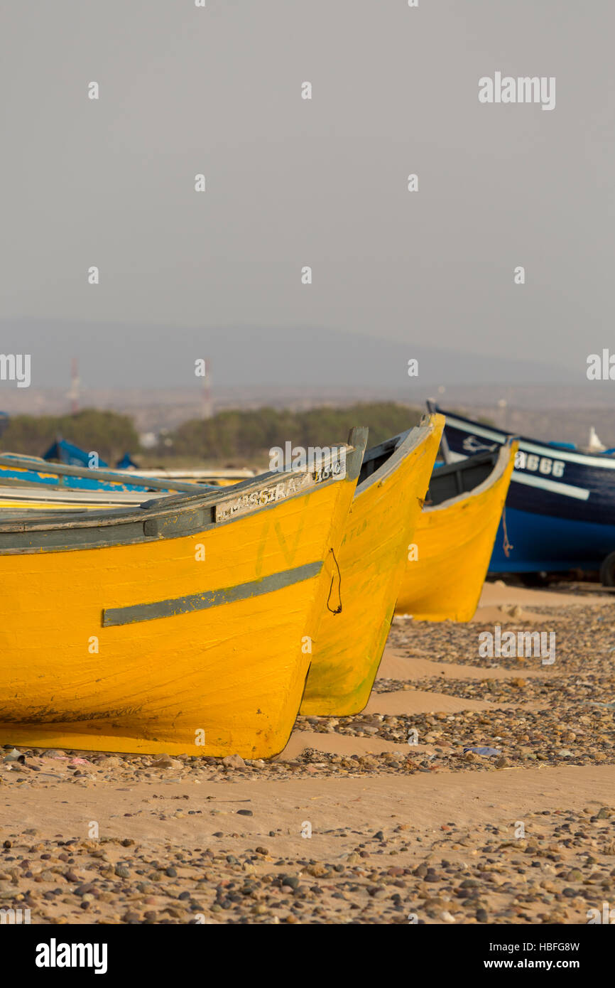 Colorate barche da pesca sulla spiaggia di Sidi Kaouki, Marocco Foto Stock