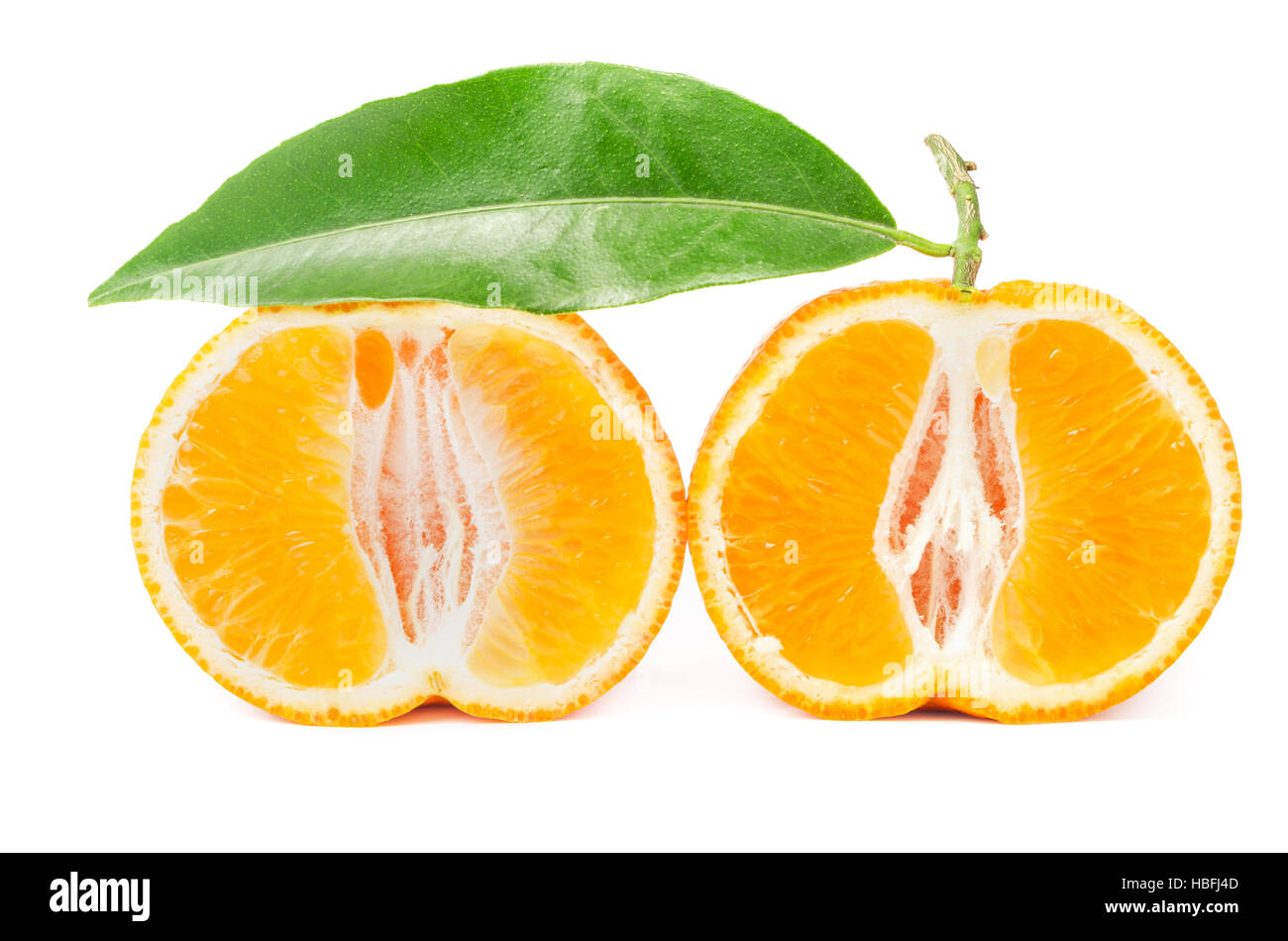 Tangerine (mandarino) con foglie tagliate a metà isolato su uno sfondo bianco. Clementina. Foto Stock