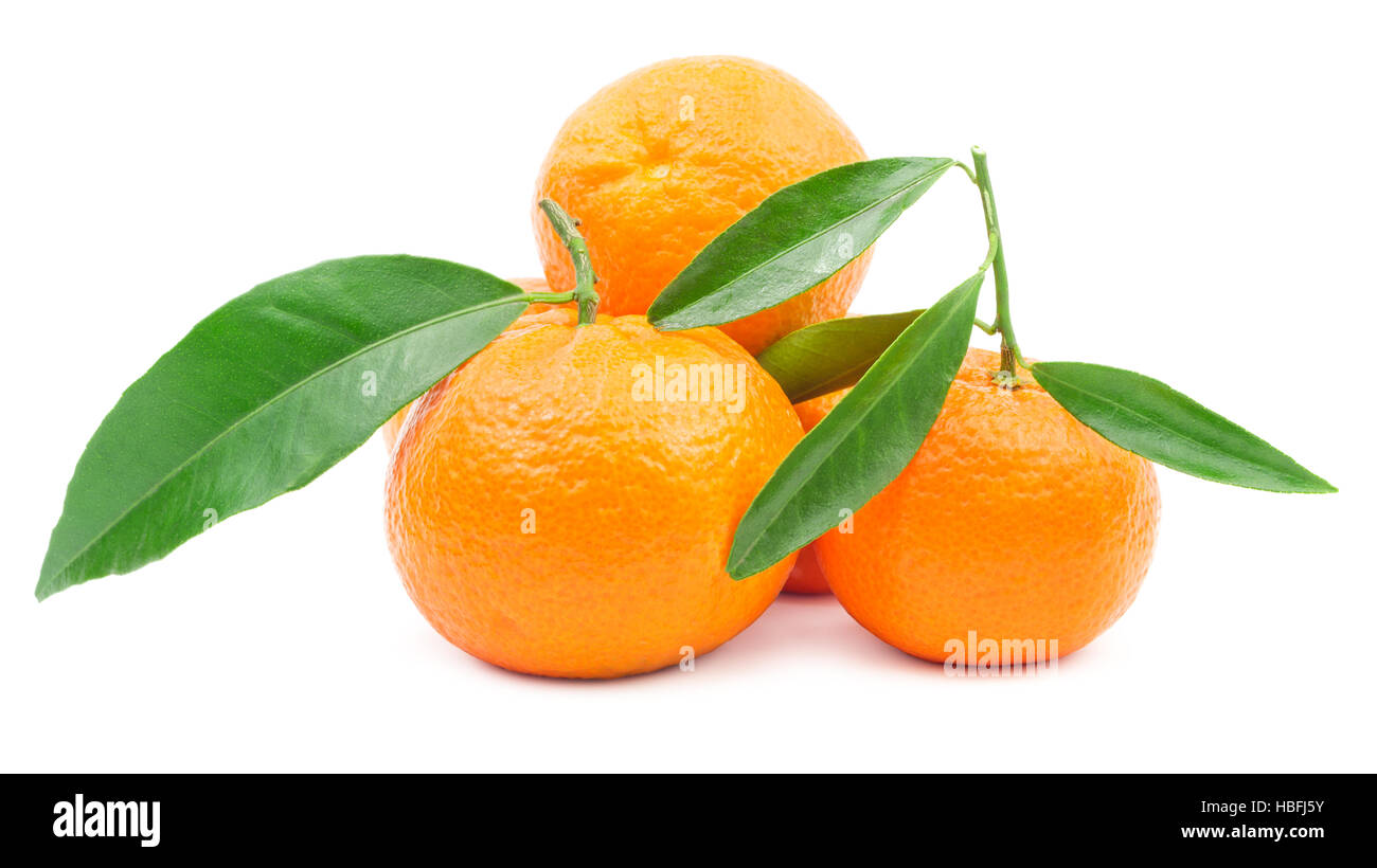 Pila di mandarini con foglie isolati su sfondo bianco Foto Stock