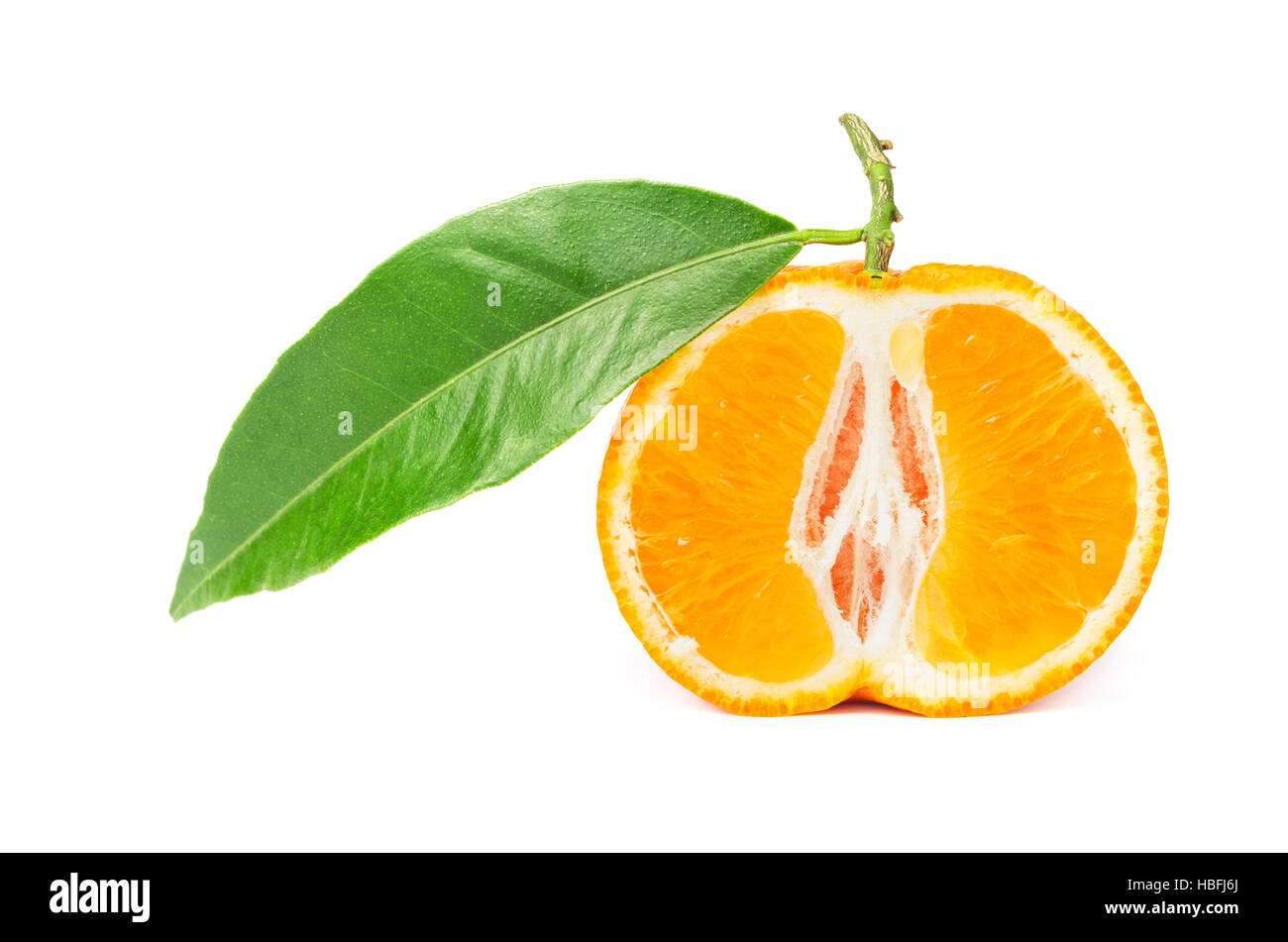 Tangerine (mandarino) con foglie tagliate a metà isolato su uno sfondo bianco. Clementina. Foto Stock