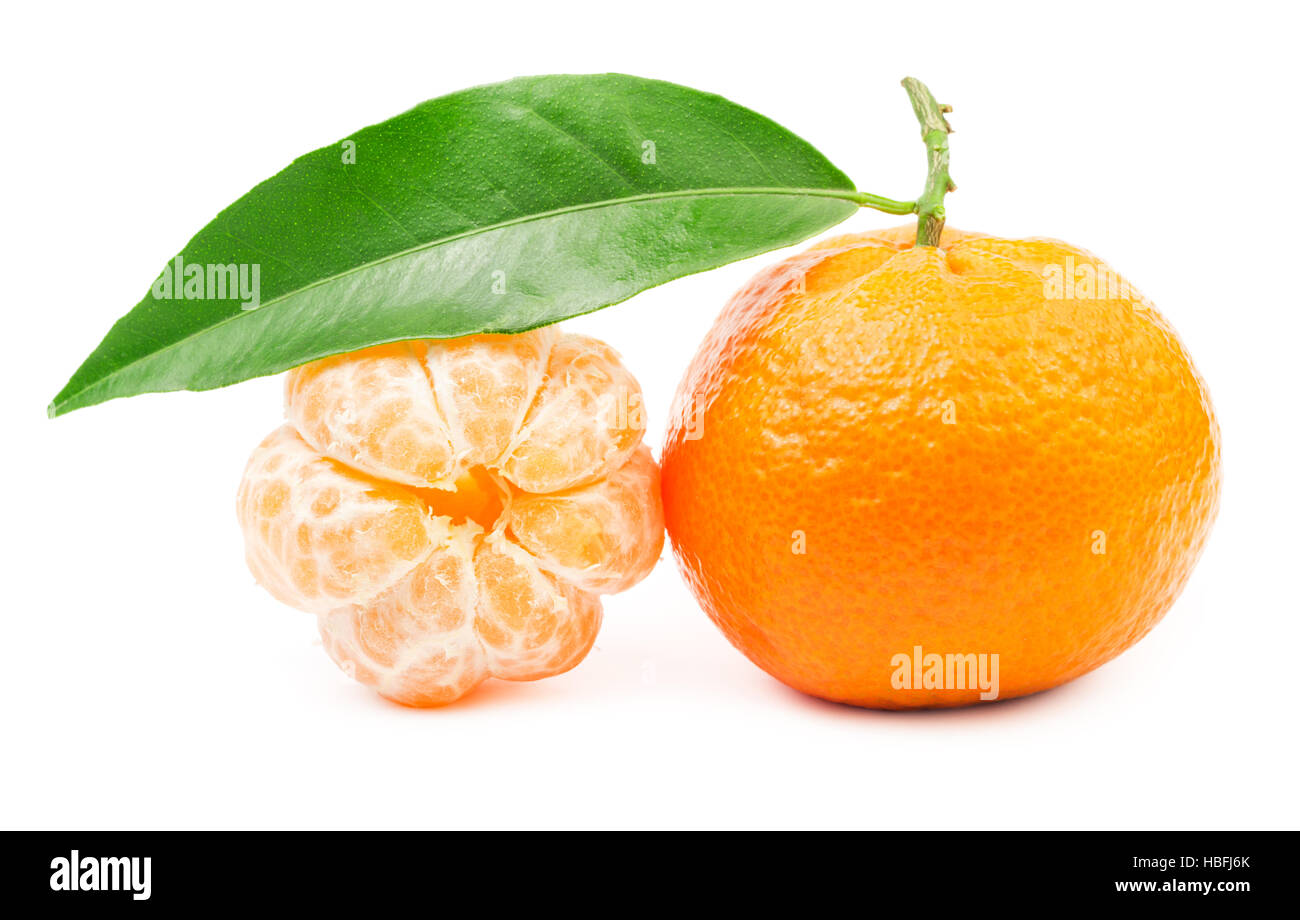 Tangerine (mandarino) con foglie isolate su uno sfondo bianco. Clementina. Foto Stock
