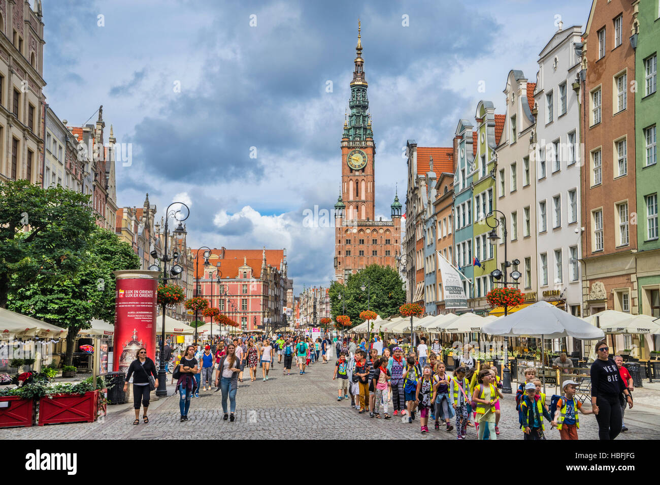 Polonia, Pomerania, Gdansk (Danzica), Mercato Lungo (Langer Markt/Dlugi Targ) con vista della cuspide prominente del Municipio principale Foto Stock