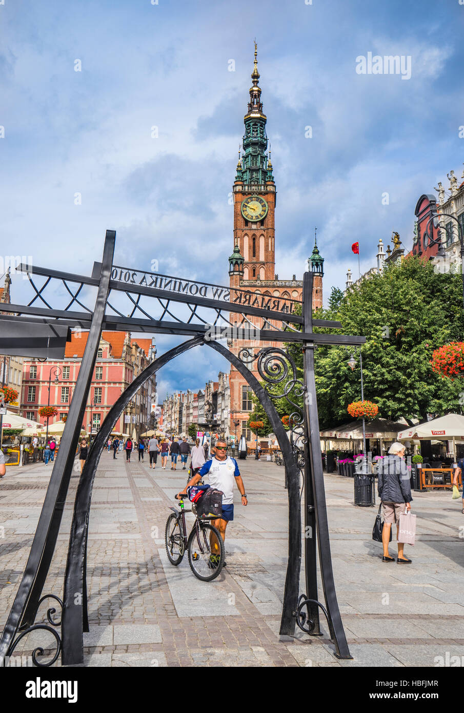 Polonia, Pomerania, Gdansk (Danzica), Mercato Lungo (Langer Markt/Dlugi Targ) con vista della cuspide prominente del Municipio principale Foto Stock