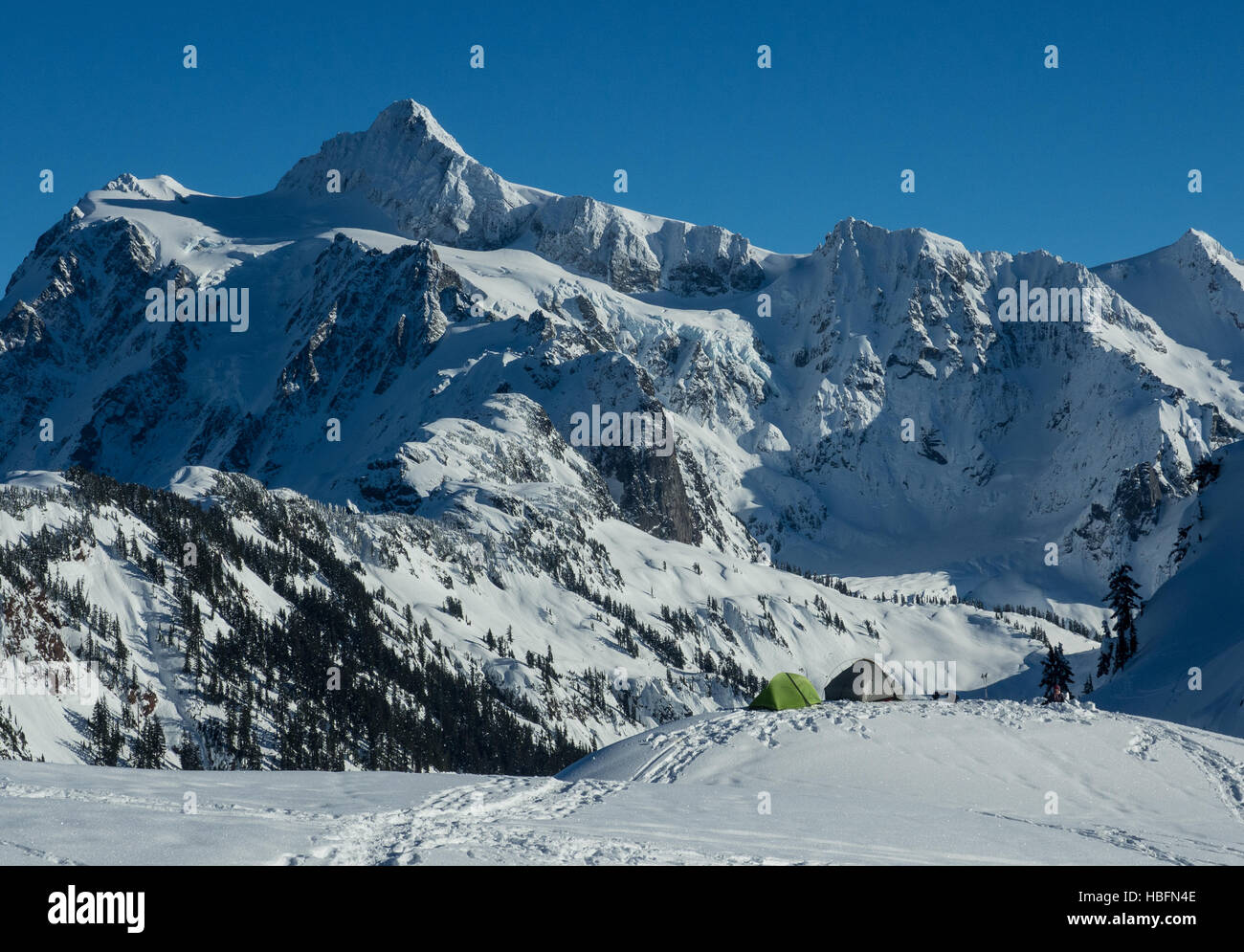 Due tende sono inclinate contro lo sfondo di Mt. Shuksan nello Stato di Washington Foto Stock