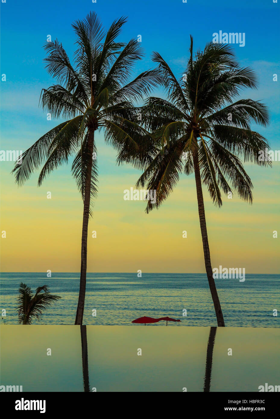 La piscina sulla spiaggia Foto Stock