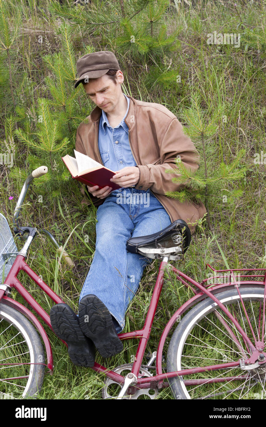 L'uomo legge il libro Foto Stock