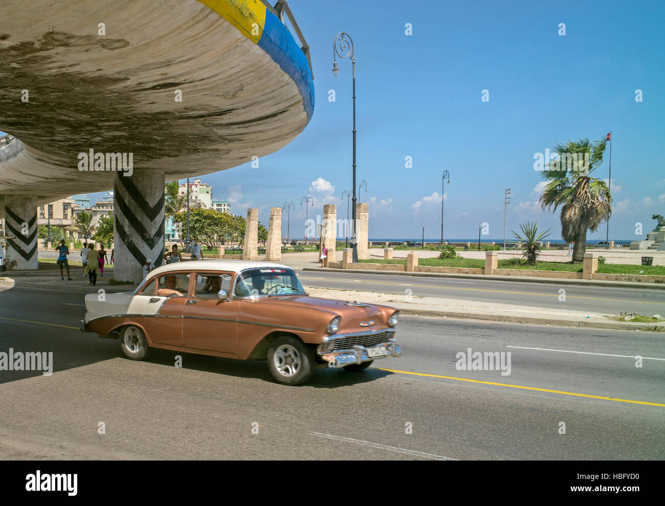 Cuba classic American car, marrone e bianco in presenza di luce solare la guida sotto il ponte a l'Avana Foto Stock