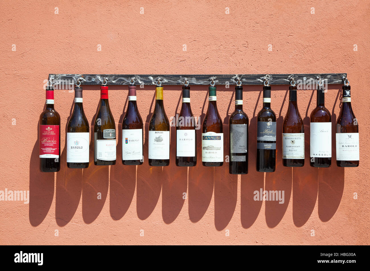 File di bottiglie di vino in Bolrolo. Foto Stock