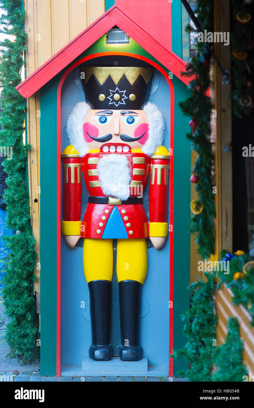 Schiaccianoci al di fuori di Kathe G. Wohlfart store, mercato di Natale, Strasburgo, Alsazia Foto Stock
